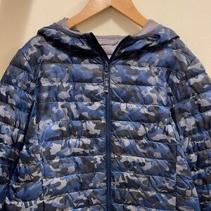 Uniqlo Blue and Gray Camouflage Puffer Jacket with Quilted Design